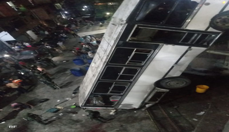 Bus con pasajeros cae al vacío desde una rampa en Caracas y deja 19 heridos 
