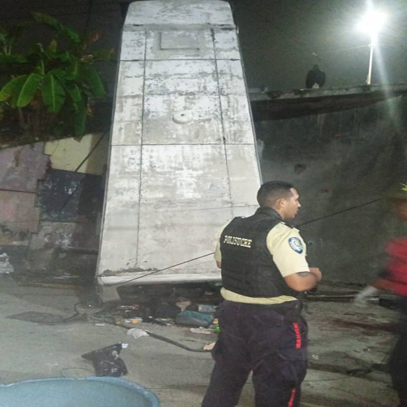 Bus con pasajeros cae al vacío desde una rampa en Caracas y deja 19 heridos 