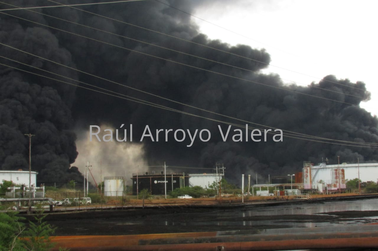 El incendio en Patio Tanque Bachaquero, específicamente en el tanque petrolero 19, y en áreas forestales fue controlado y los bomberos de Pdvsa y Municipal refuerzan las labores de enfriamiento.