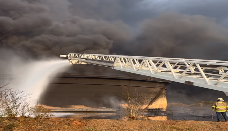 El incendio en Patio Tanque Bachaquero, específicamente en el tanque petrolero 19, y en áreas forestales fue controlado y los bomberos de Pdvsa y Municipal refuerzan las labores de enfriamiento.