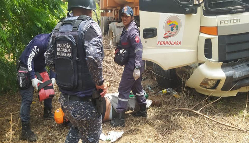 Un motorizado de Bachaquero, identificado como Darwin José Álvarez, de 19 años de edad, perdió la vida tras ser impactado por una gandola en la carretera San Pedro-Lagunillas.