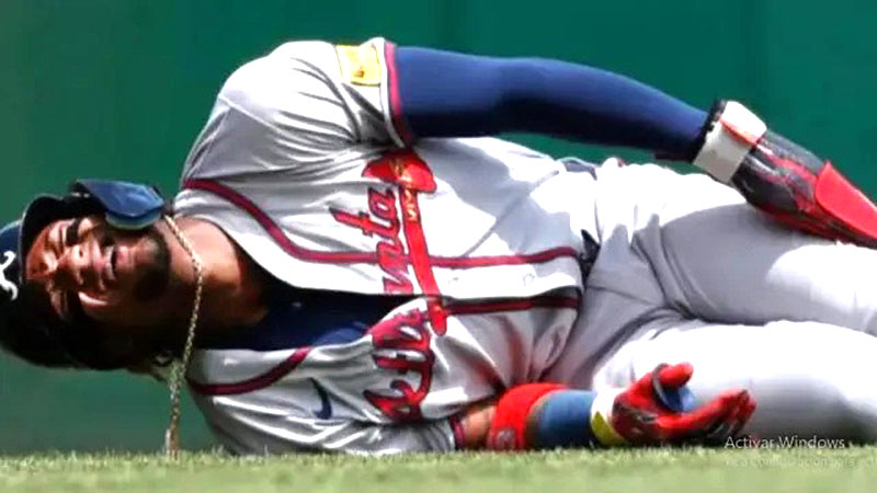 Acuña abandona el partido por lesión en la pierna izquierda