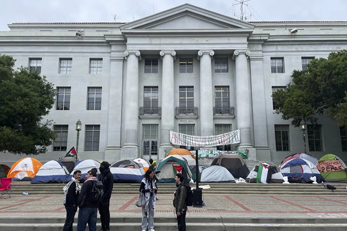 Allanan Universidad de Columbia para arrestar a estudiantes anti-Israel