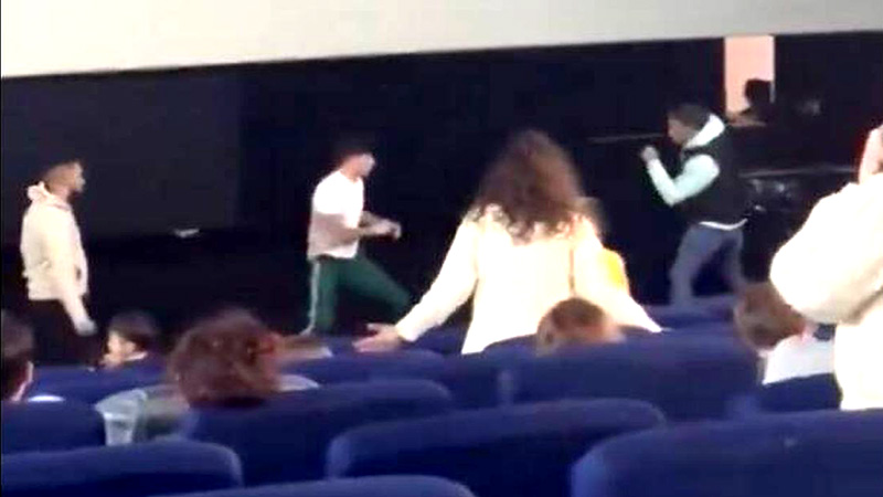 Boxeador le propina brutal golpiza a un hombre 