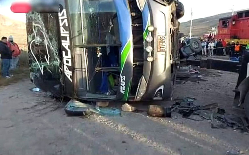 Cuatro muertos y 36 heridos en choque de un tren con autobús en Perú
