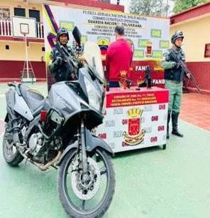 Detenido individuo con pistola moto rotulada de la policía