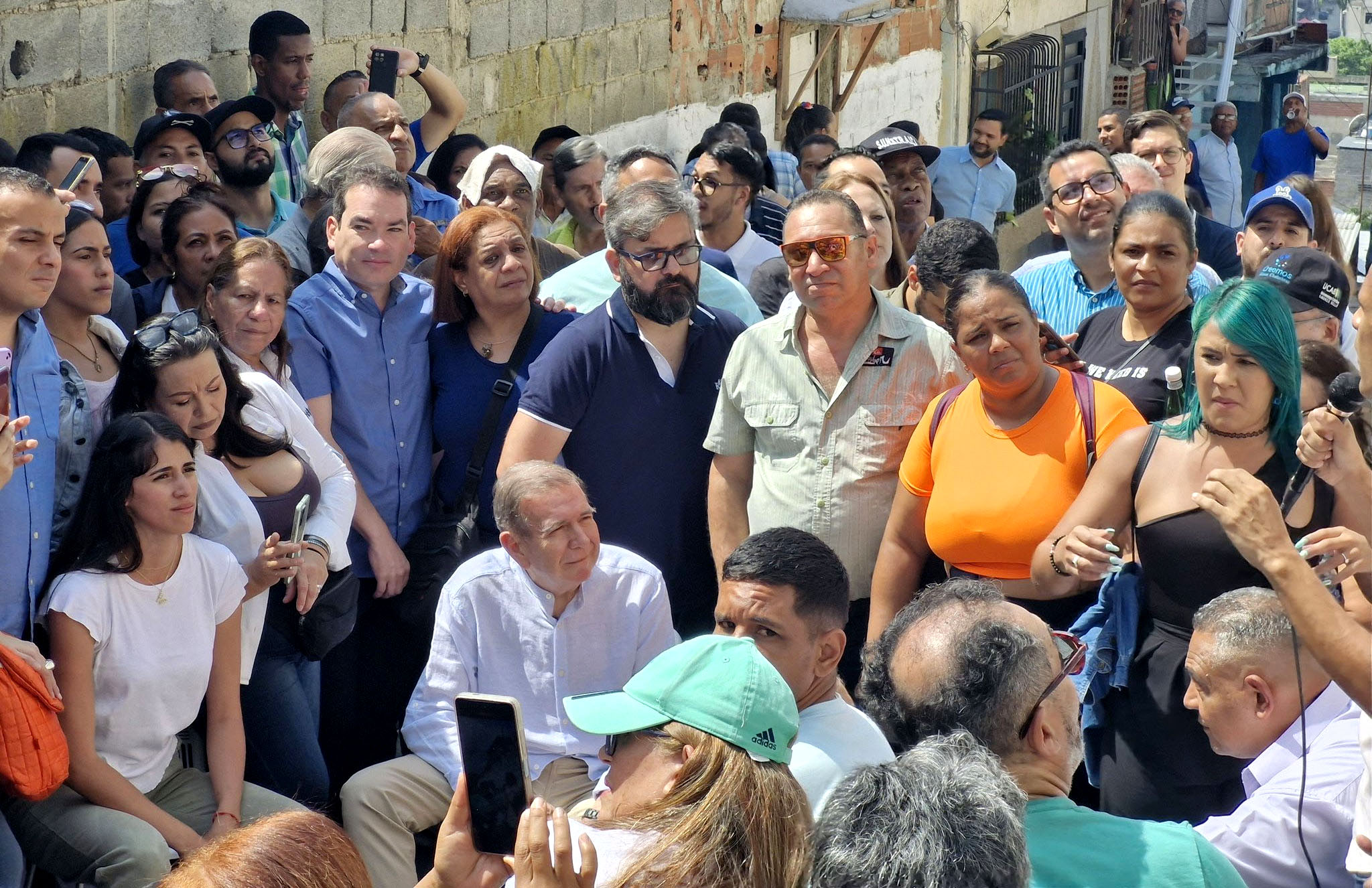 Edmundo González va pa` La Vega y llamó a Benjamín Rausseo a retirarse