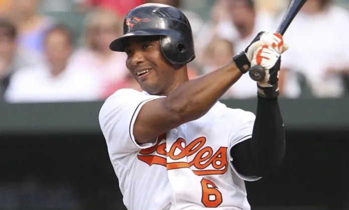 Endy Chávez demanda a Melvin Mora 2