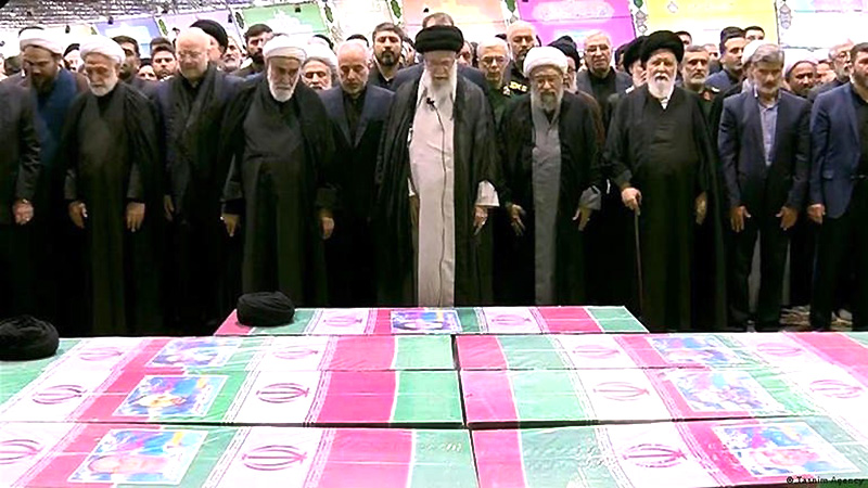 Gigantesca multitud asiste al funeral del presidente iraní