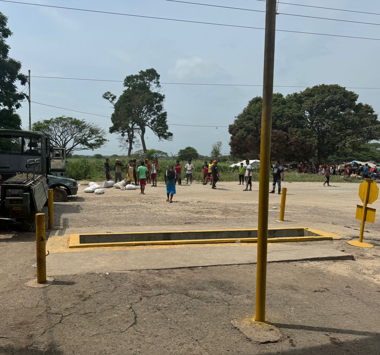 El careo creó un verdadero caos entre manifestantes y los usuarios de la Troncal 6 que esperaban a que se abriera el paso en el punto de control de la Guardia Nacional Bolivariana (GNB),