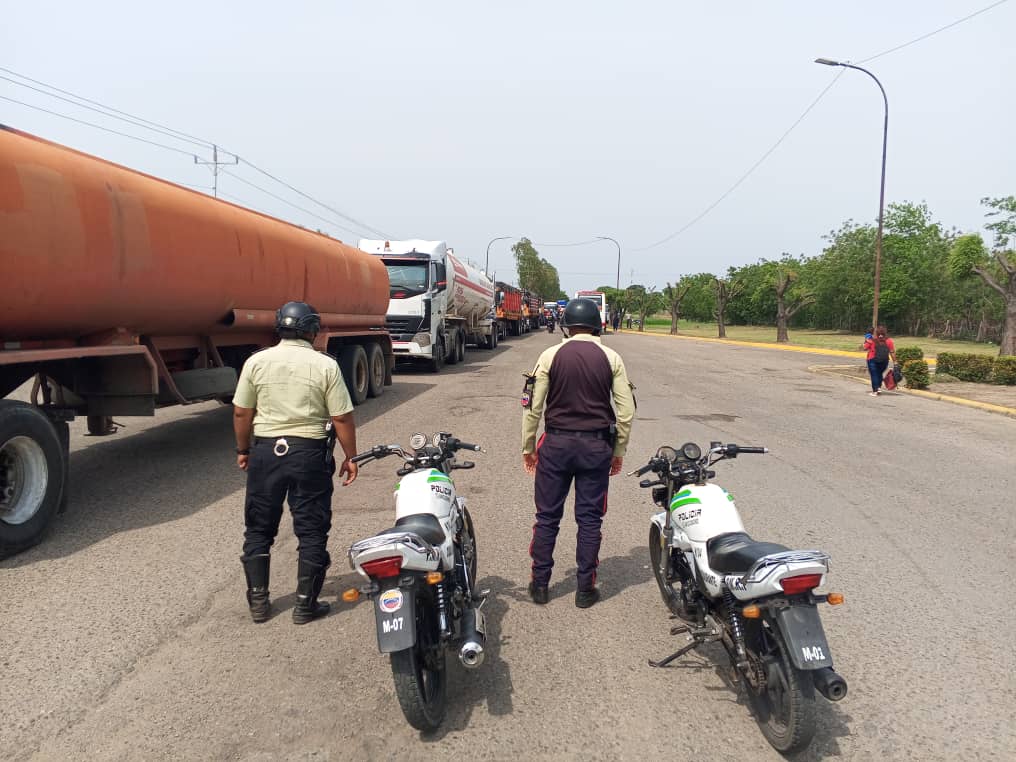 El careo creó un verdadero caos entre manifestantes y los usuarios de la Troncal 6 que esperaban a que se abriera el paso en el punto de control de la Guardia Nacional Bolivariana (GNB),