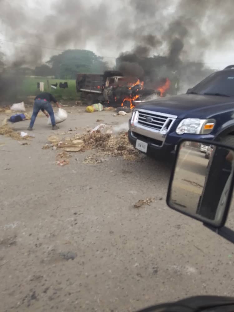 El careo creó un verdadero caos entre manifestantes y los usuarios de la Troncal 6 que esperaban a que se abriera el paso en el punto de control de la Guardia Nacional Bolivariana (GNB),