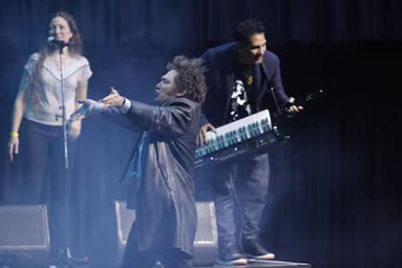 Javier Milei ofreció show musical en la presentación de su libro (Video)