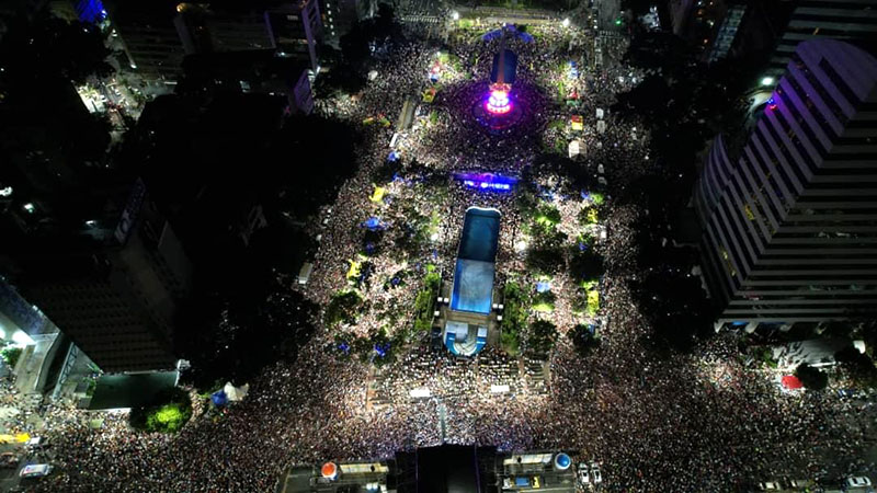 Karina cantó sus éxitos en plaza Altamira