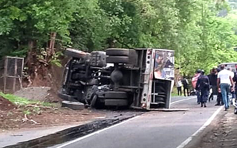 Ocho muertos dejó vuelco de una gandola de gas