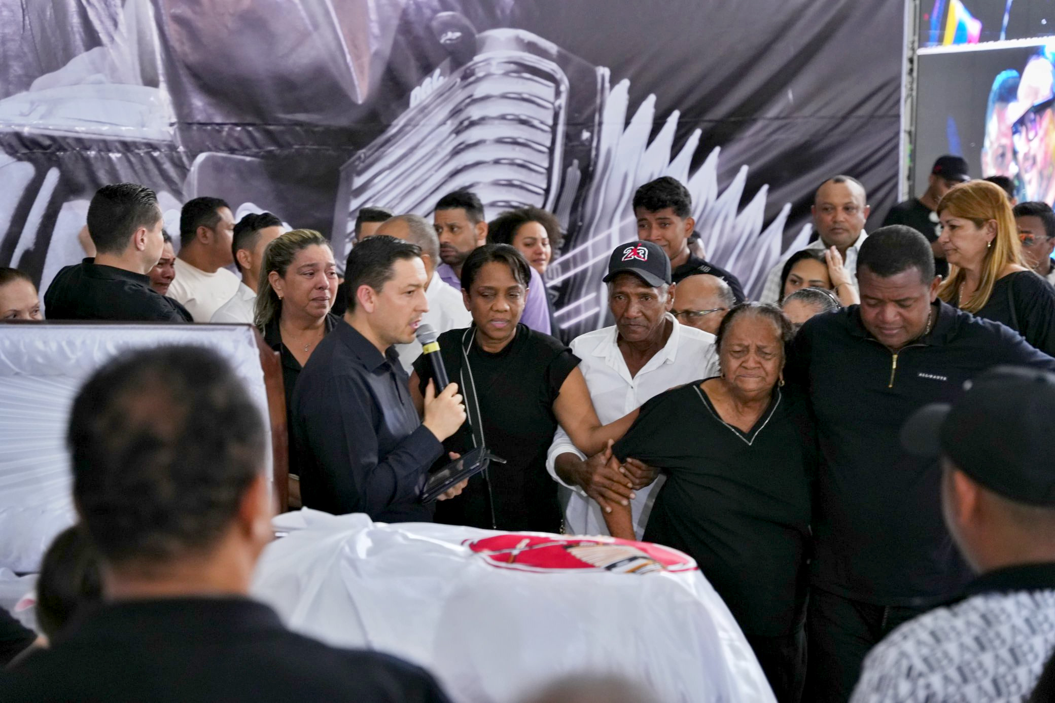 Artistas rinden homenaje a Omar Geles 