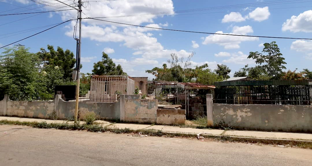 De Izquierda a derecha Ángel Reyes y Vicente Ferreri, representantes del Cementerio Municipal de Cabimas