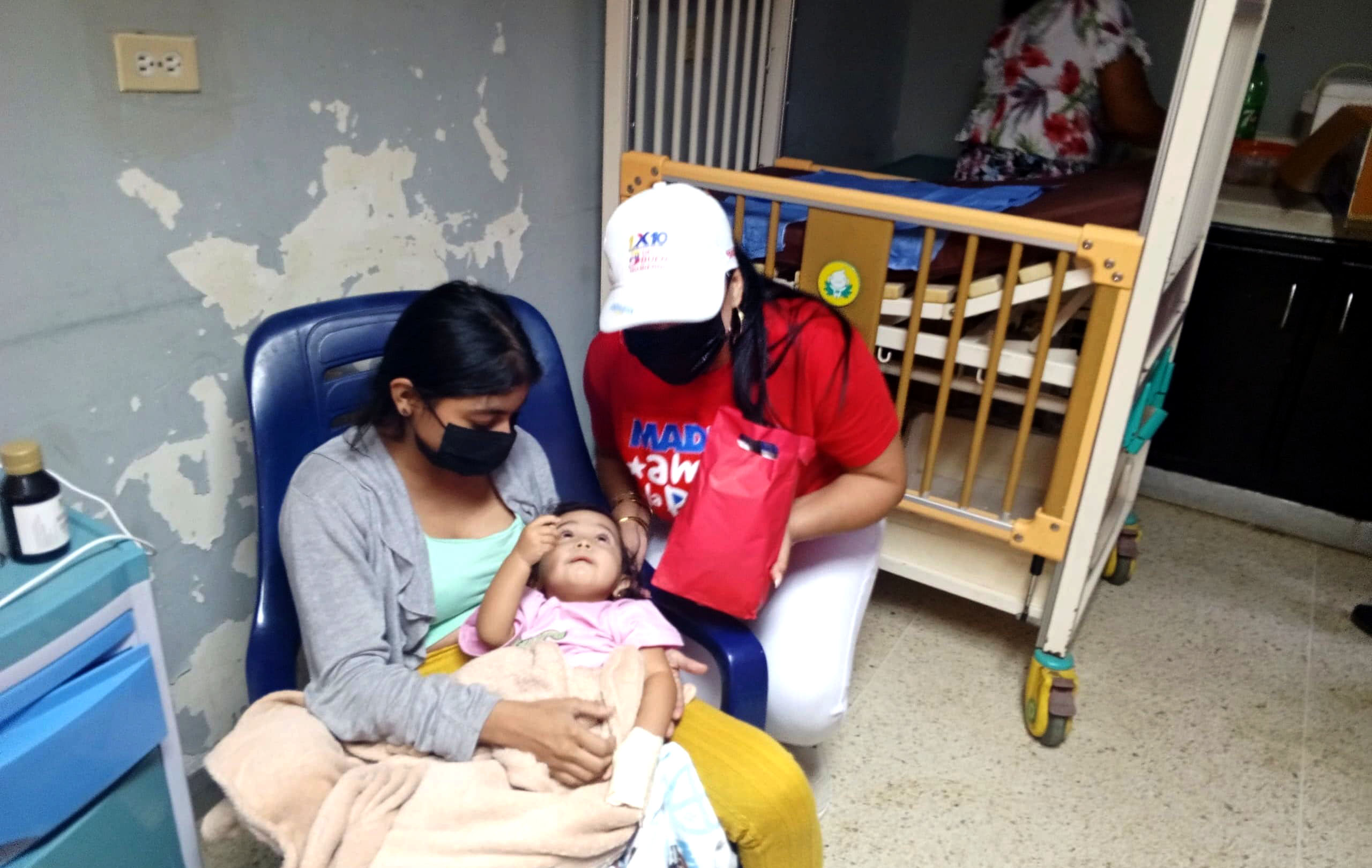 Primera Combatiente visitó el Hospital 