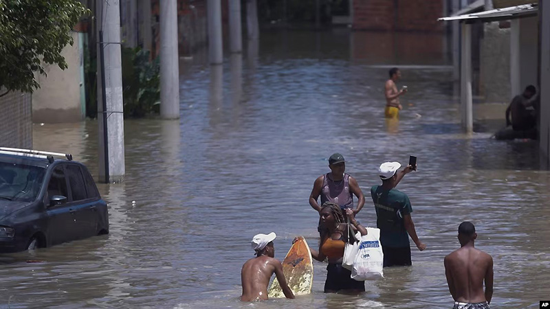 Suben a 37 los muertos por las inundaciones en Brasil