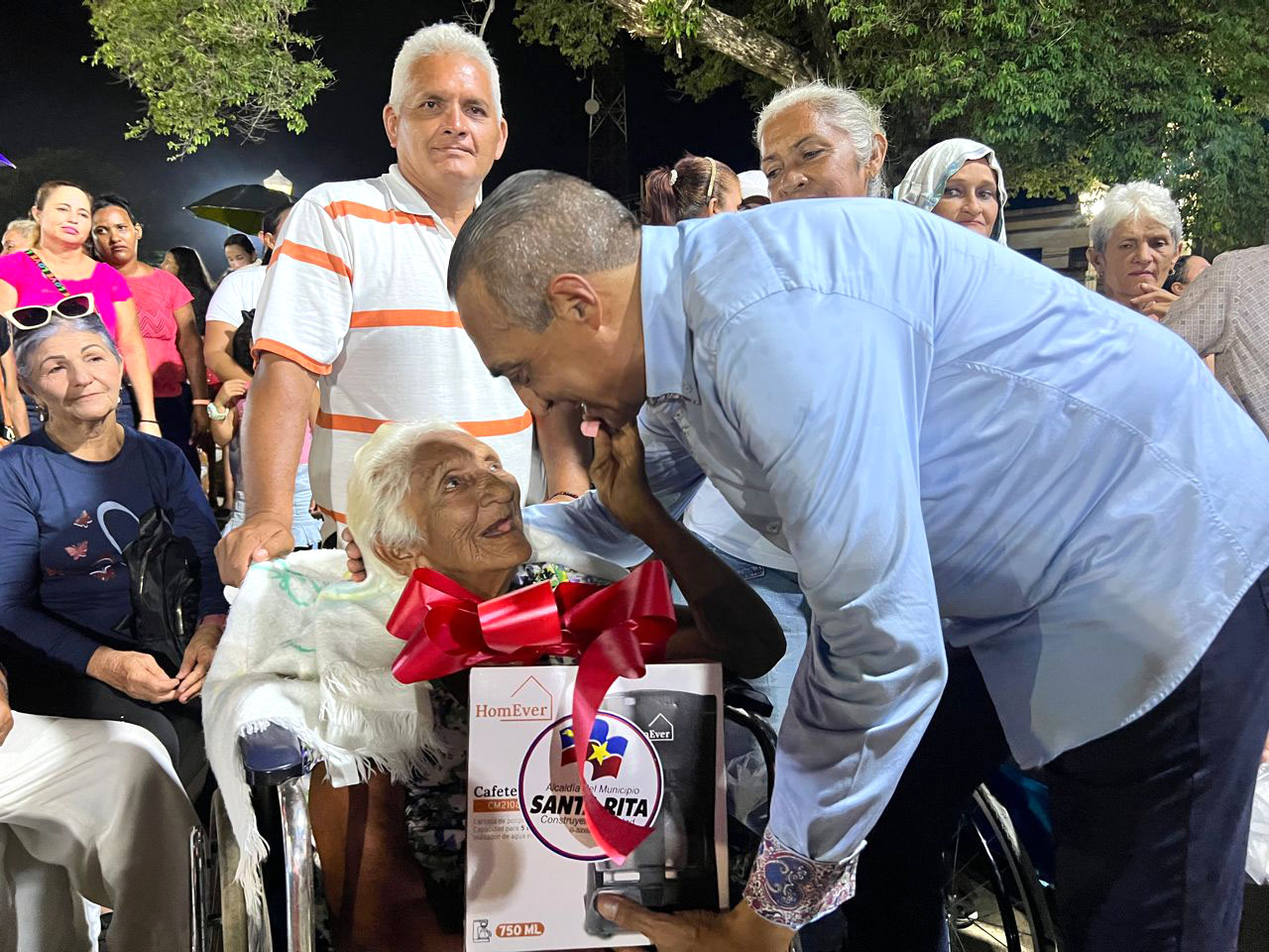 Alenis Guerrero y primera dama homenajearon a las madres