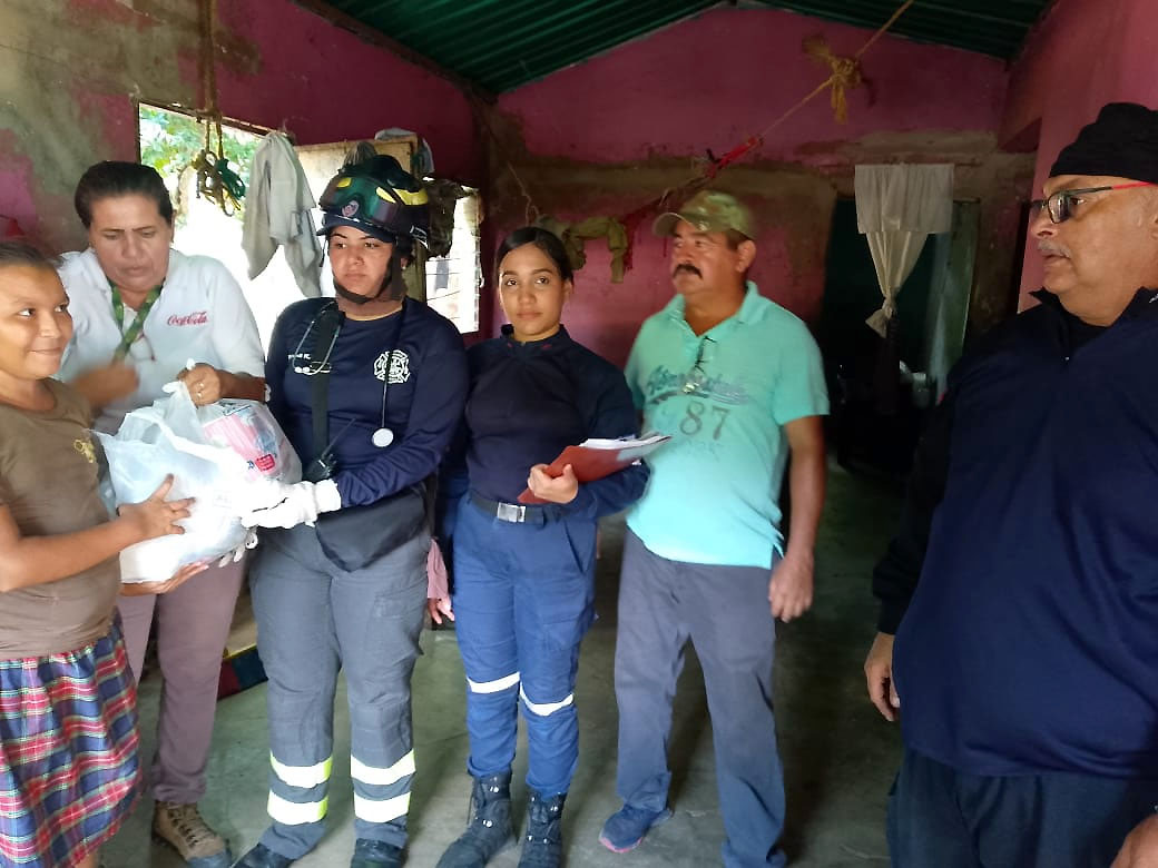 Bomberos y Alcaldía de Santa Rita en El Guanábano