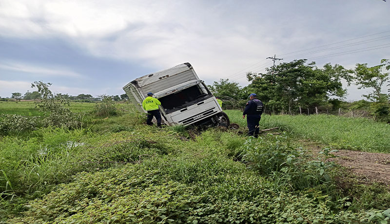 Un camión de la empresa ZUPLA se volcó en la carretera San Pedro-Lagunillas a pocos metros del puente Sibaragua. (Foto: @arroyoraul).