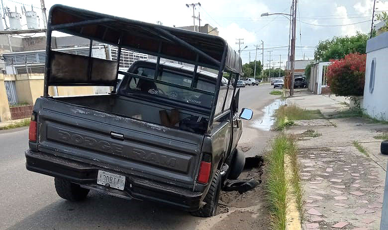 Camioneta cayó en un hueco en Buena Vista