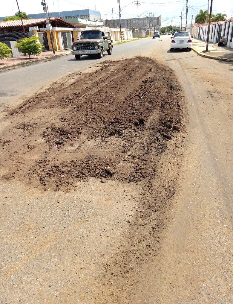 Camioneta cayó en un hueco en Buena Vista