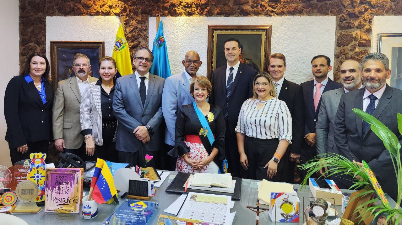 Clezulia condecoró con a la Cámara de Comercio de Maracaibo