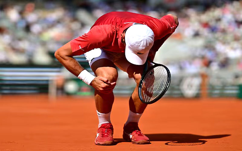 Djokovic se retiró de Roland Garros por desgarro en su rodilla derecha