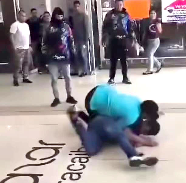 Hombres protagonizan pelea en el Gran Bazar