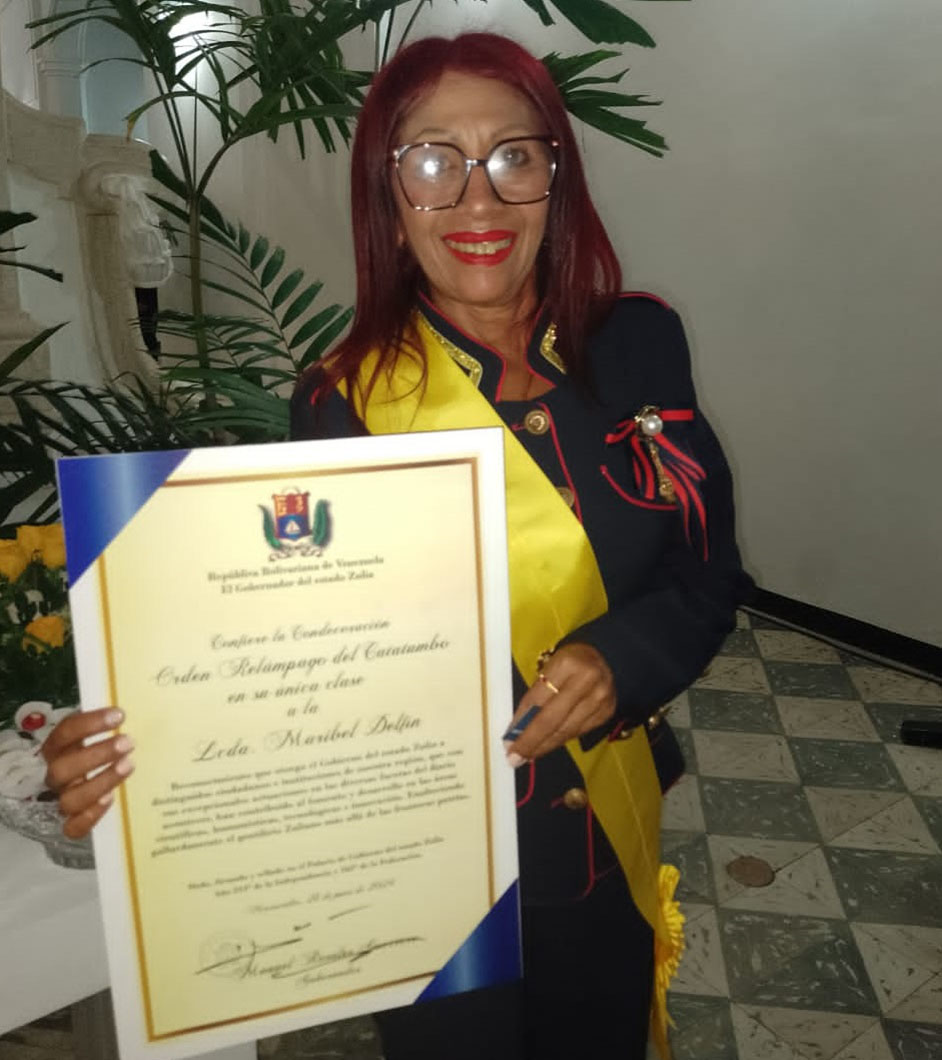 La periodista Maribel Delfín recibió con mucho orgullo la Orden “Relámpago del Catatumbo” en su única clase por parte del gobernador del Zulia, Manuel Rosales Guerrero