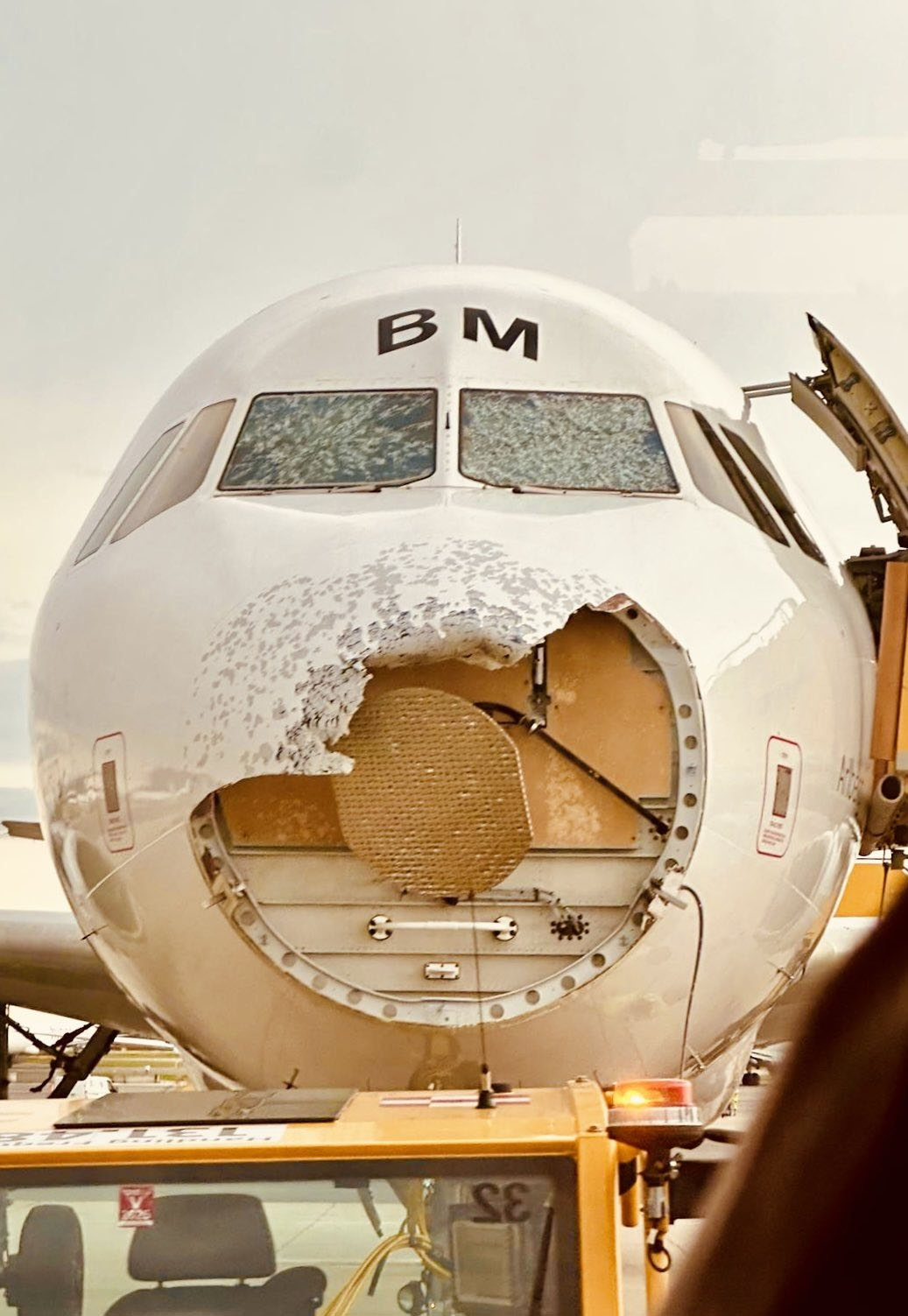 Tormenta de granizo destrozó la trompa de un avión en pleno vuelo
