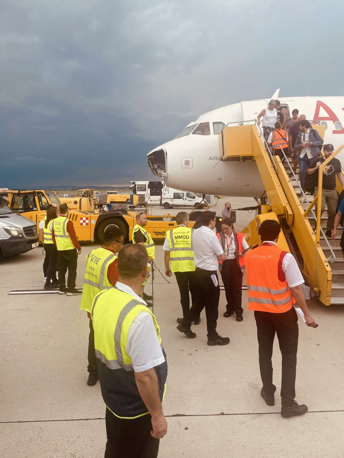 Tormenta de granizo destrozó la trompa de un avión en pleno vuelo