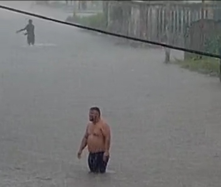 La parroquia Libertador de Baralt del estado Zulia resultó afectada por fuertes lluvias provocando inundaciones en avenidas, sectores aledaños y zona comercial de la entidad costera.