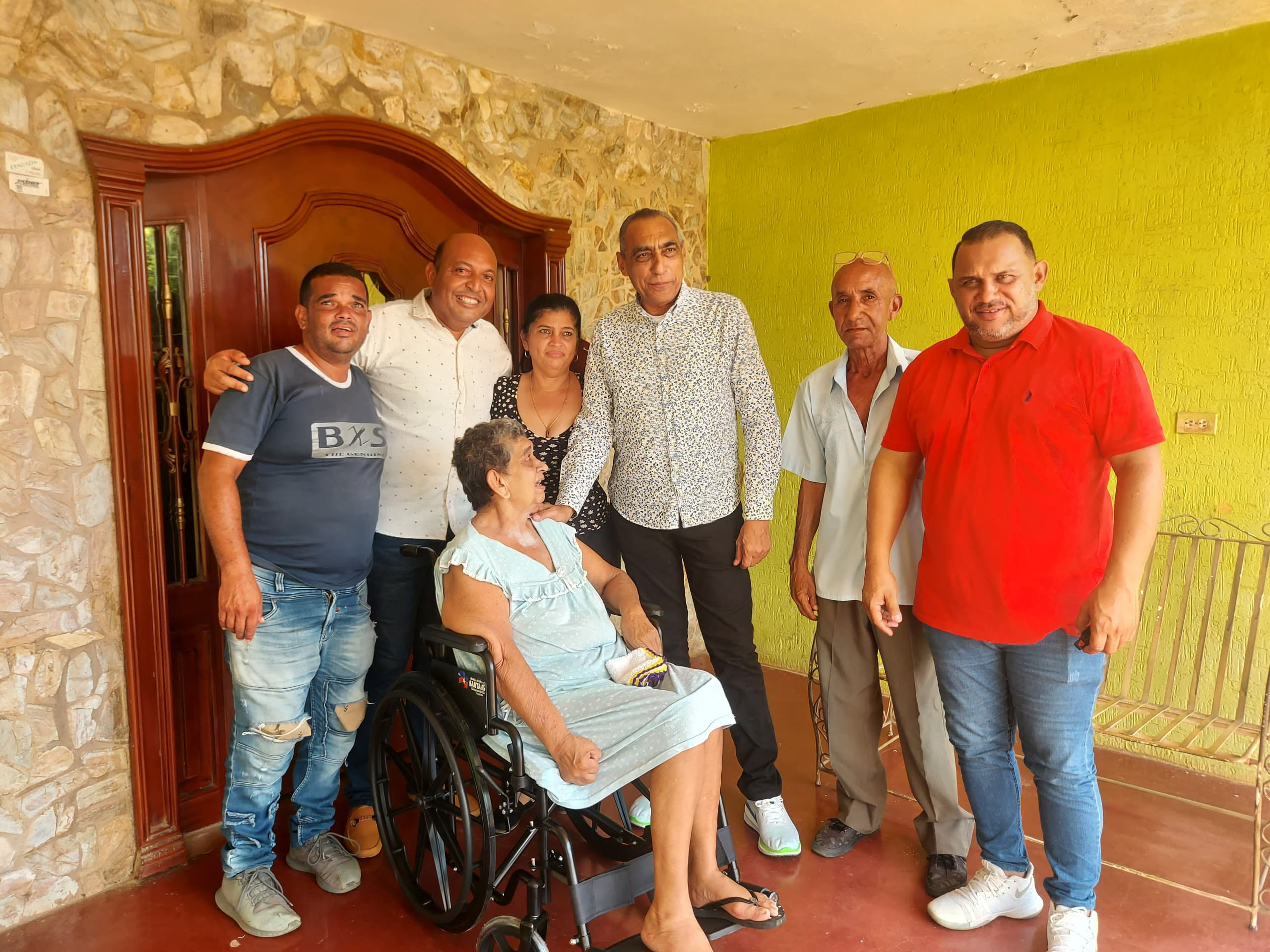 Alcalde Alenis Guerrero entregó sillas de rueda Santa Rita