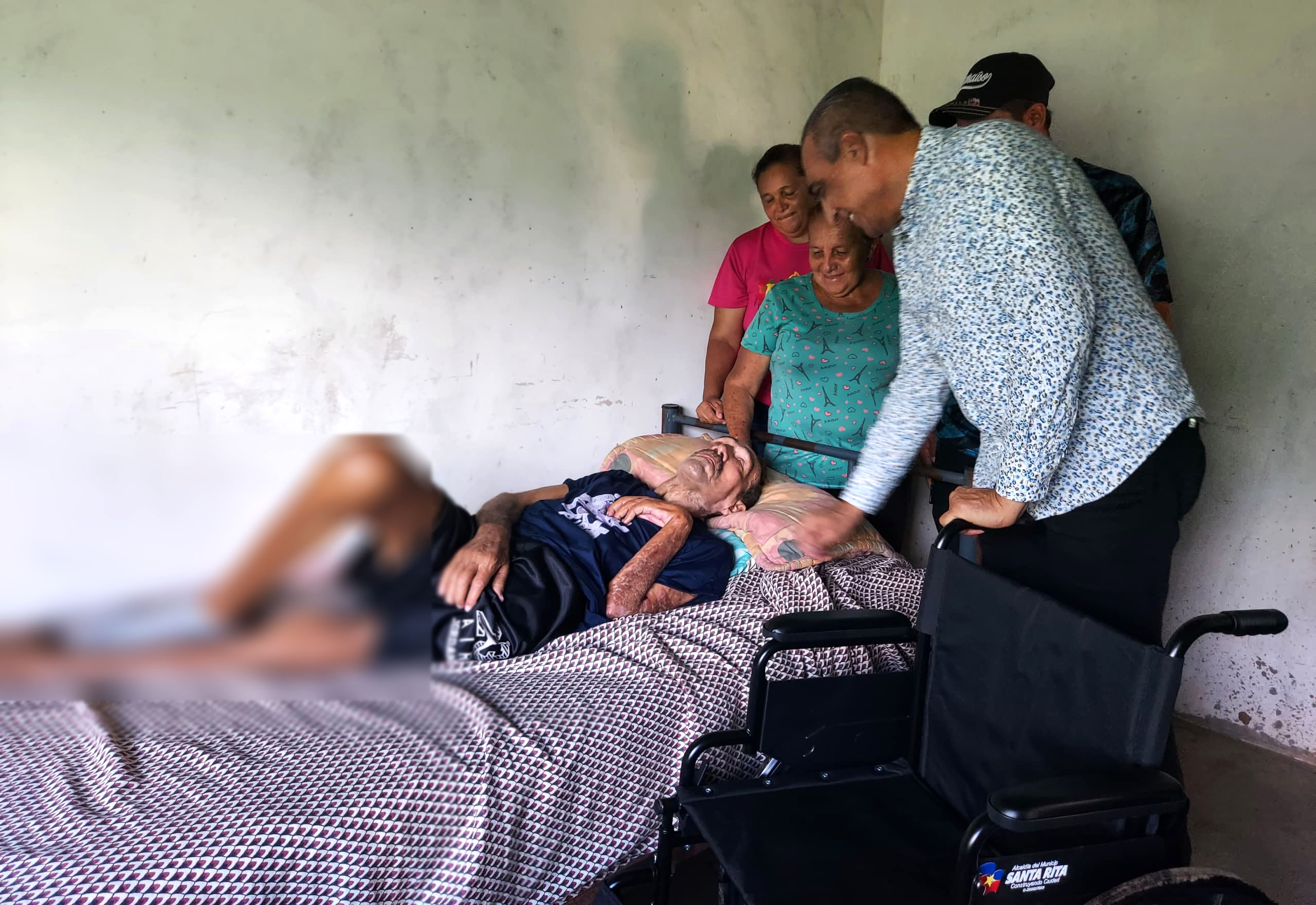 Alcalde Alenis Guerrero entregó sillas de rueda Santa Rita