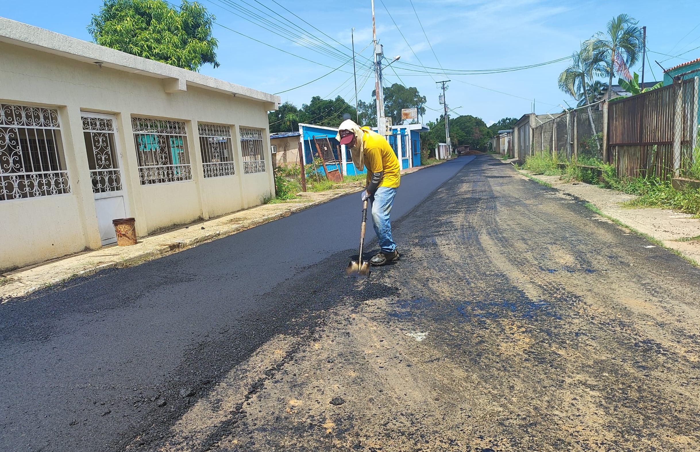 Avanzan trabajos de pavimentación en Valmore Rodríguez 