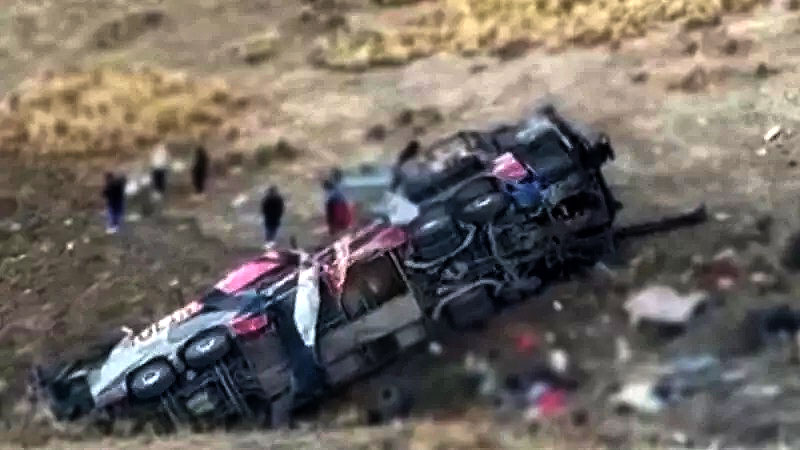 Cae autobús a un abismo en Perú y van 21 cadáveres recuperados