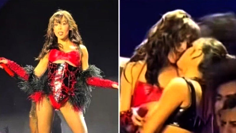 Danna da ardiente beso a una mujer