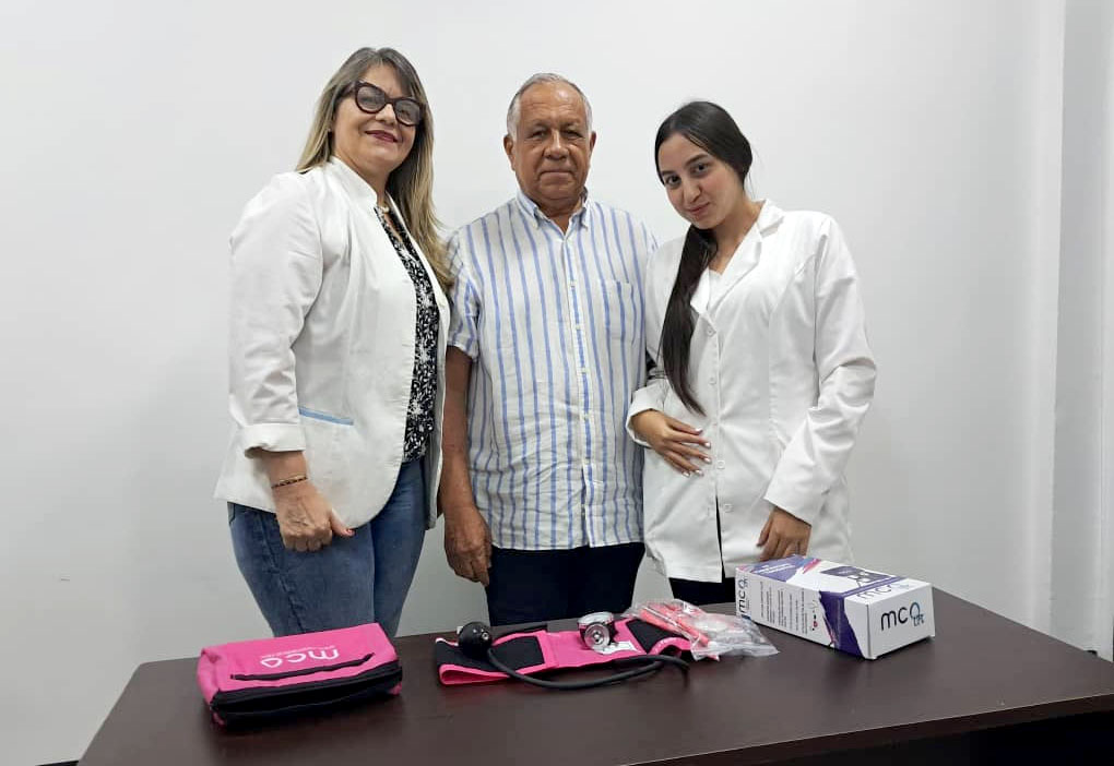 Dirigente político Héctor Vargas donó tensiómetros 