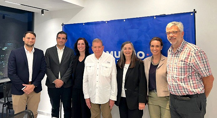 Edmundo González se reúne con observadores internacionales