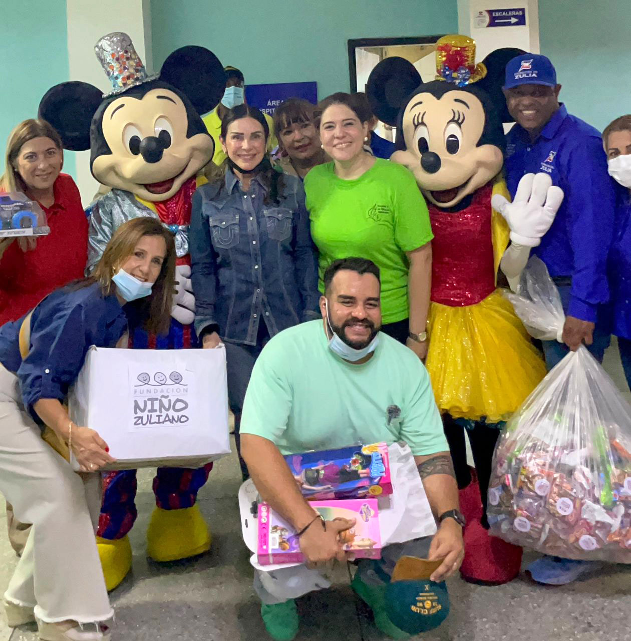 Eveling de Rosales entregó regalos en Hospital de Niños