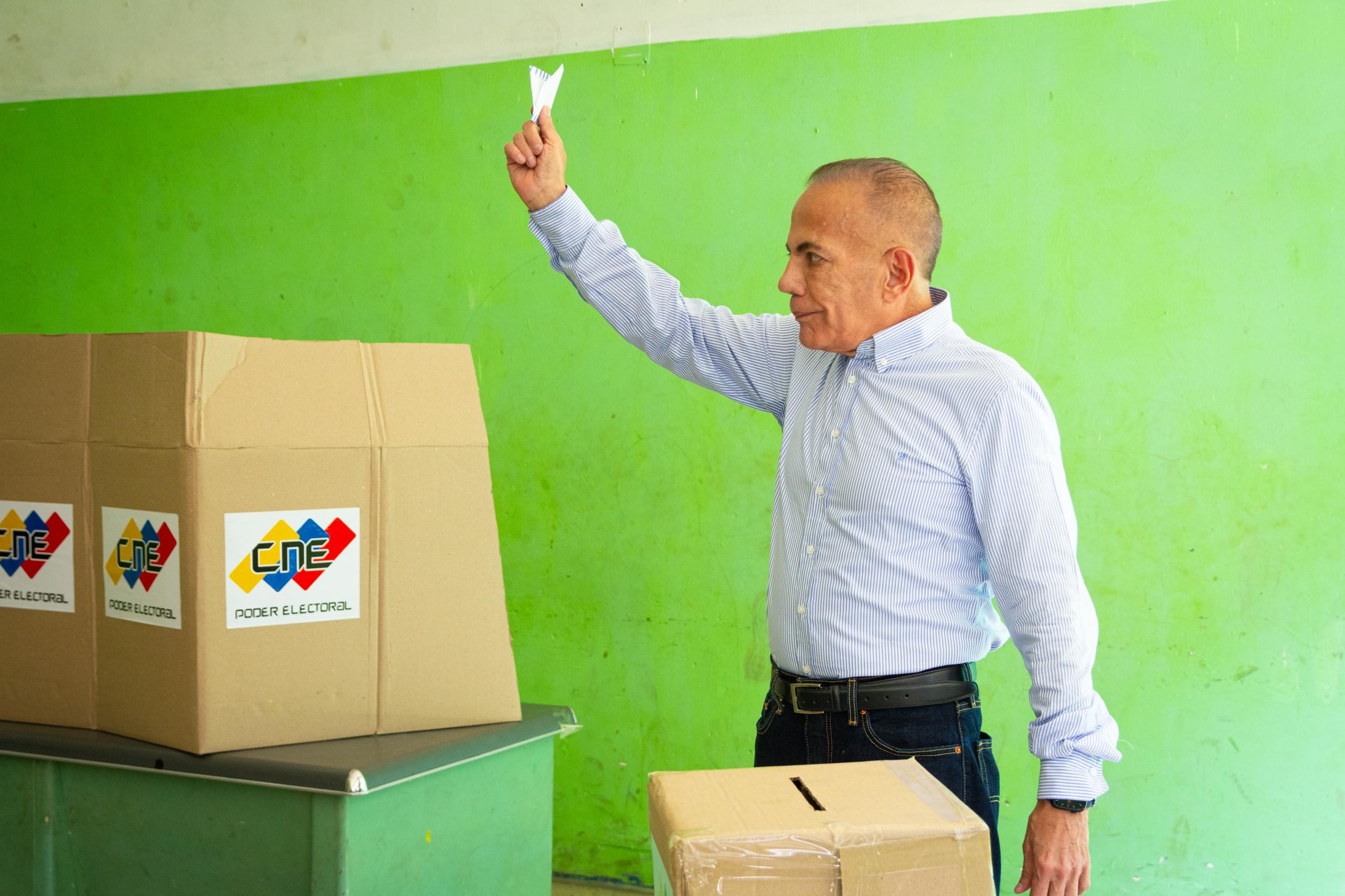 Gobernador Rosales voto por una Venezuela feliz 