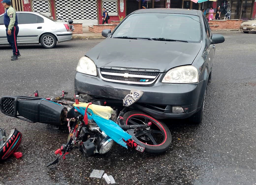 Herido en Cabimas tras choque entre vehículo y moto