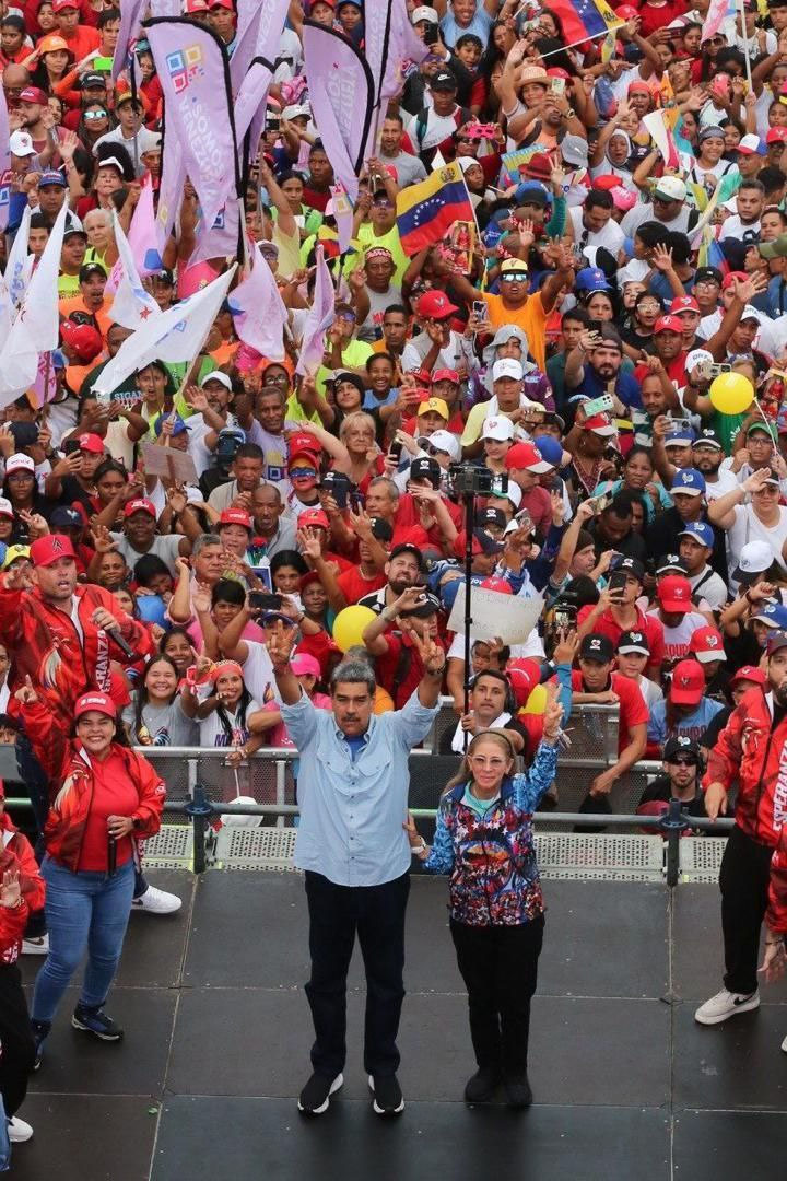 POLÍTICA.- Desde la Av. Bolívar de Caracas, el candidato presidencial a la reelección por el oficialismo, Nicolás Maduro Moros, cerró la campaña electoral junto sus seguidores haciendo el llamado a la "victoria popular".