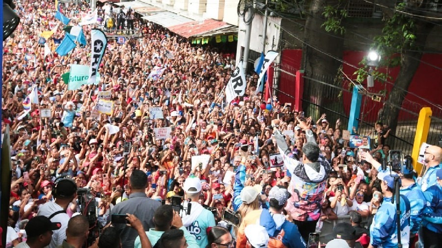 “Aquí estoy en los barrios de Caracas, en la fuerza popular”: Maduro en ...