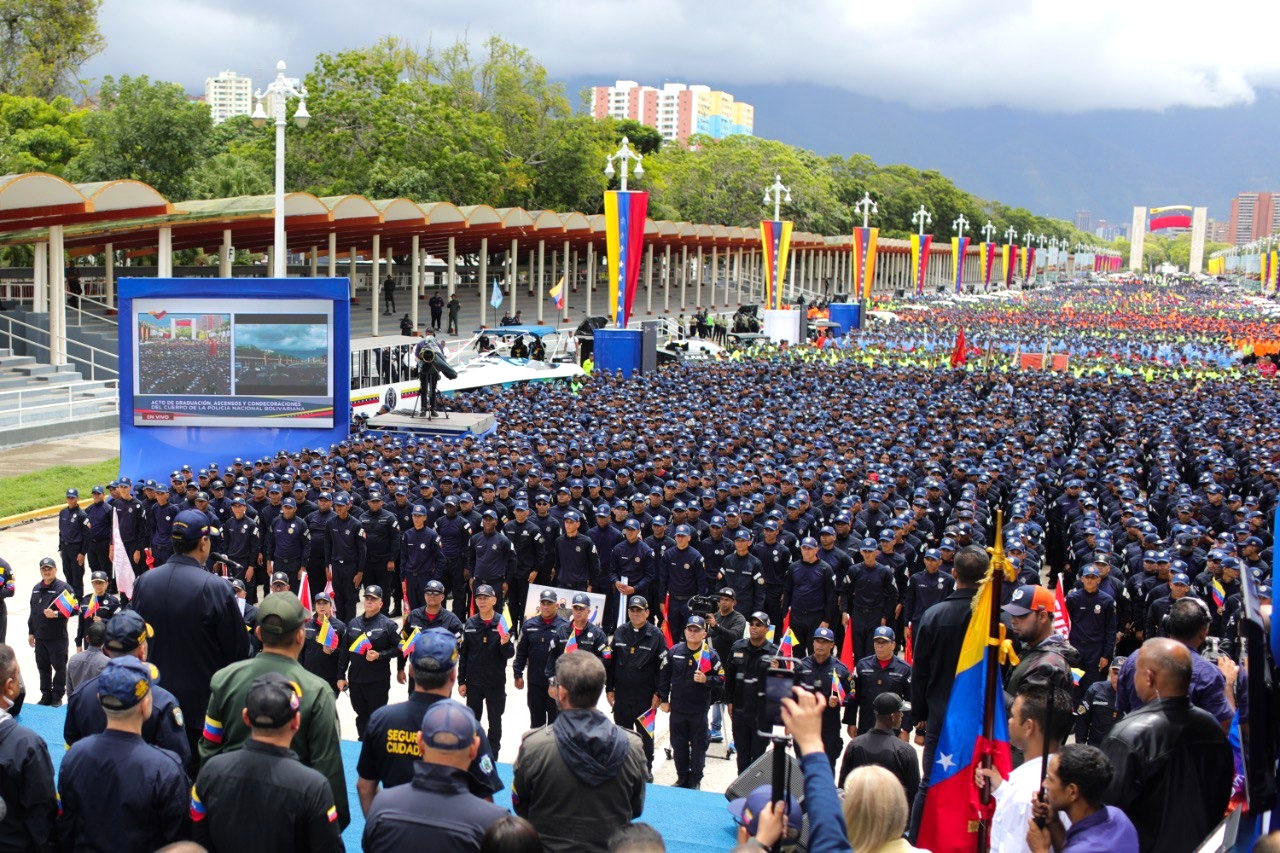 Maduro presidió acto de graduación de la PNB en Caracas