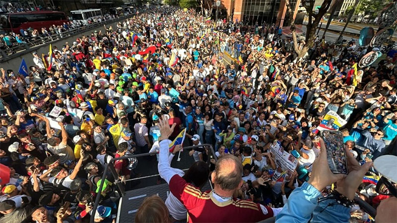 Miles de personas acompañan la caravana de Edmundo en Caracas
