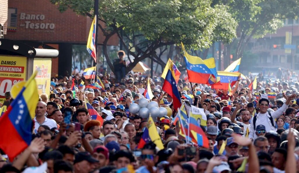 Miles de personas acompañan la caravana de Edmundo en Caracas